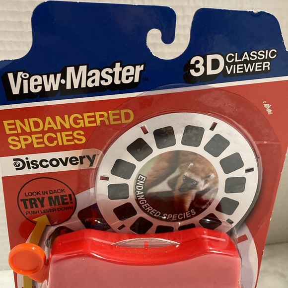 View -Master 3D Classic Viewer Endangered Species Discovery Includes 2 Reels New - Picture 2 of 5